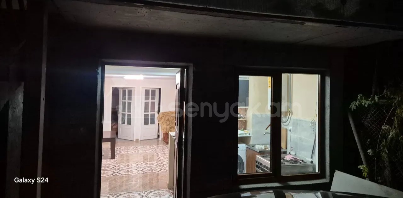 3 Սենյականոց Բնակարան Քարե Շենքում, 61քմ, 1/2 հարկ, Նորմալ Վիճակում, Կահավորված