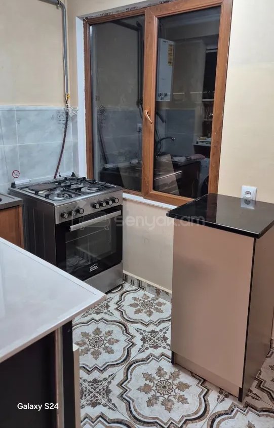3 Սենյականոց Բնակարան Քարե Շենքում, 61քմ, 1/2 հարկ, Նորմալ Վիճակում, Կահավորված