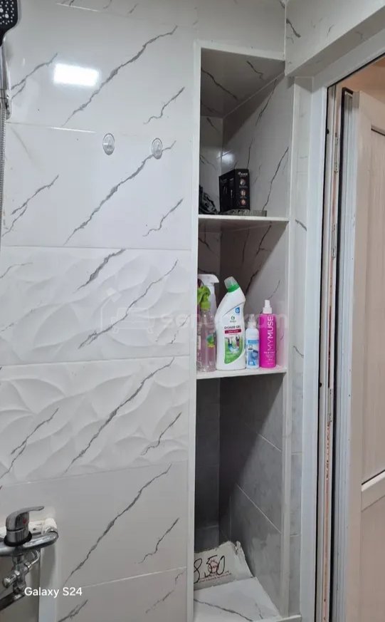 3 Սենյականոց Բնակարան Քարե Շենքում, 61քմ, 1/2 հարկ, Նորմալ Վիճակում, Կահավորված