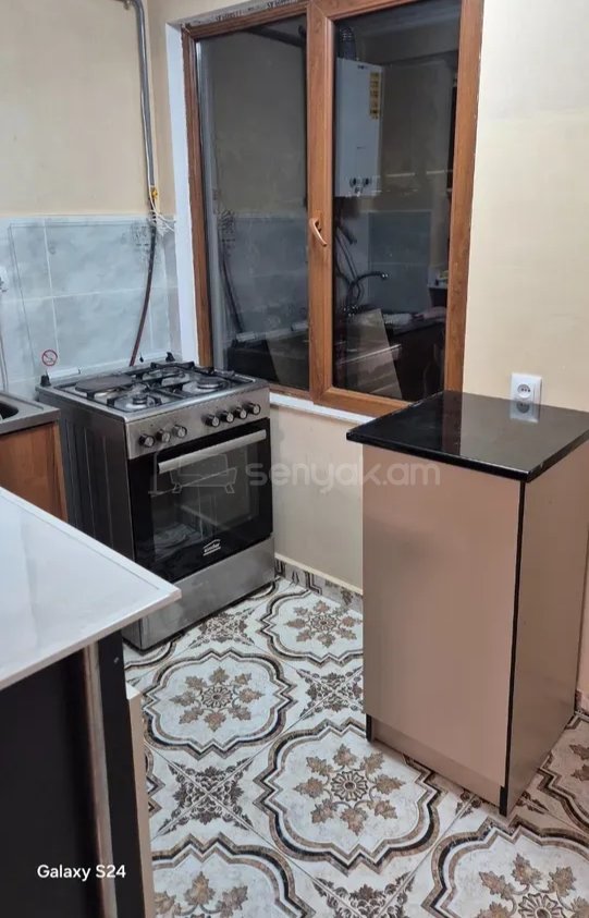 3 Սենյականոց Բնակարան Քարե Շենքում, 61քմ, 1/2 հարկ, Նորմալ Վիճակում, Կահավորված