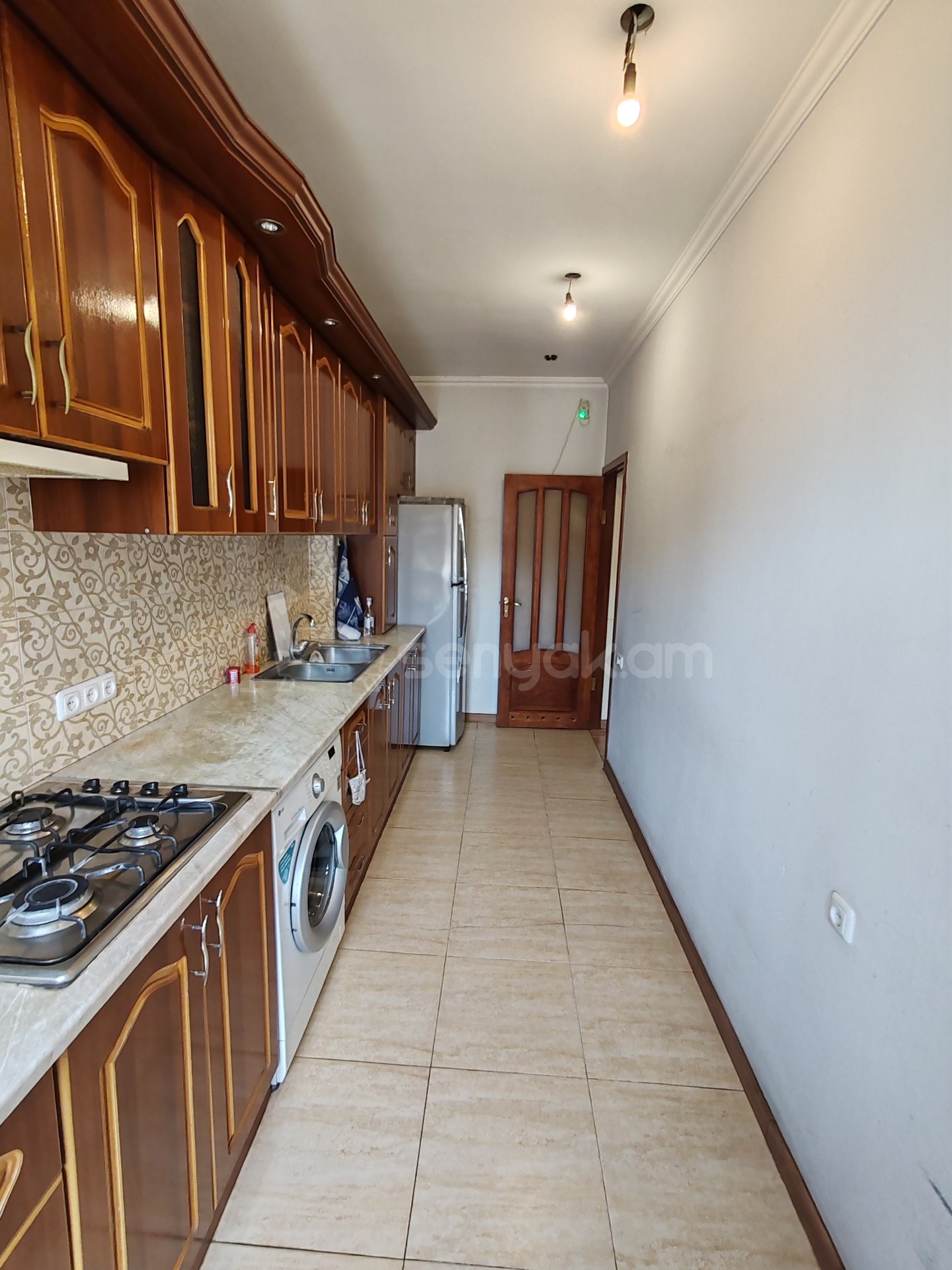 3 Սենյականոց Բնակարան, 80քմ, 8/9 հարկ, Նորմալ Վիճակում, Կահավորված