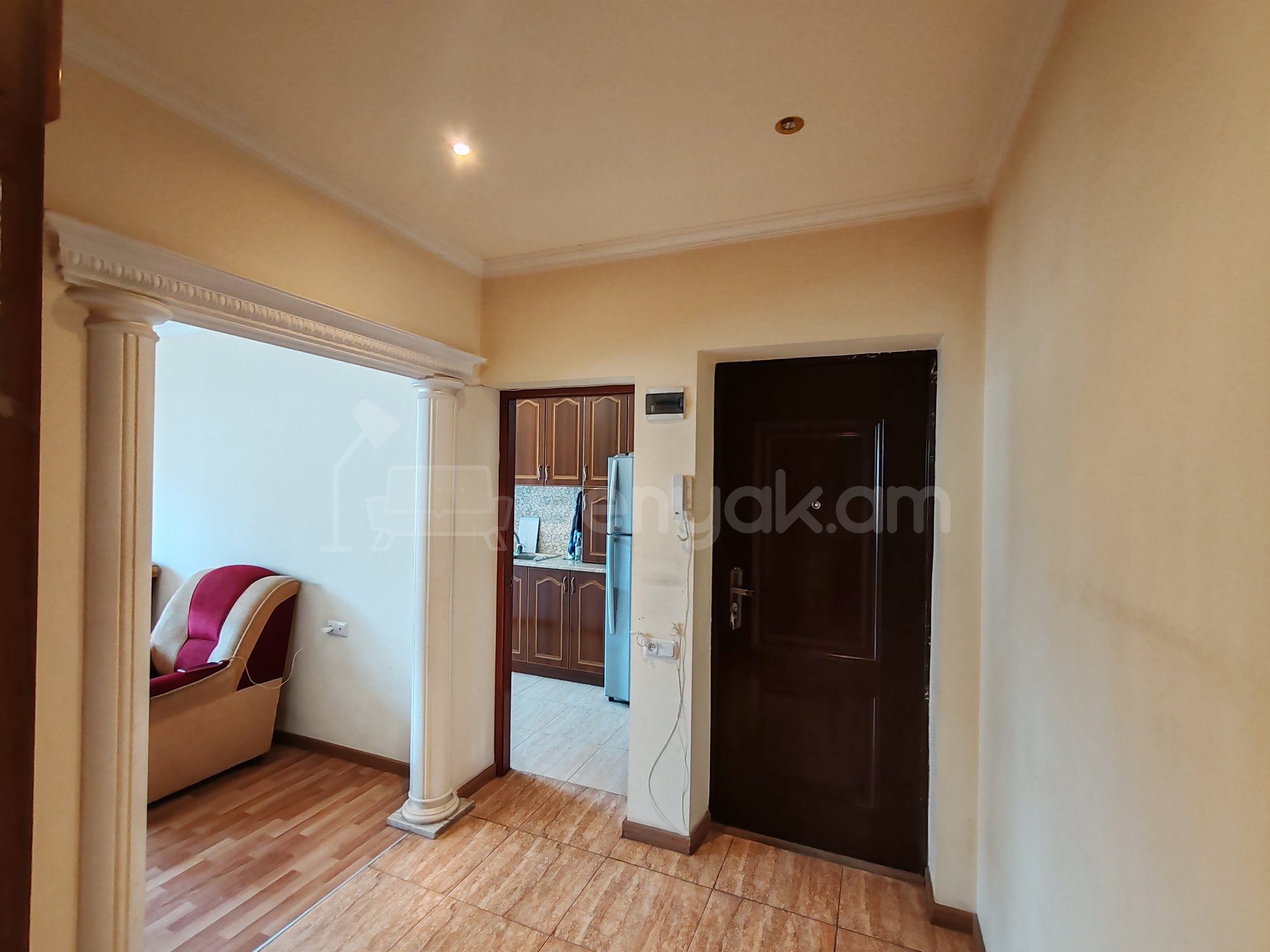 3 Սենյականոց Բնակարան, 80քմ, 8/9 հարկ, Նորմալ Վիճակում, Կահավորված