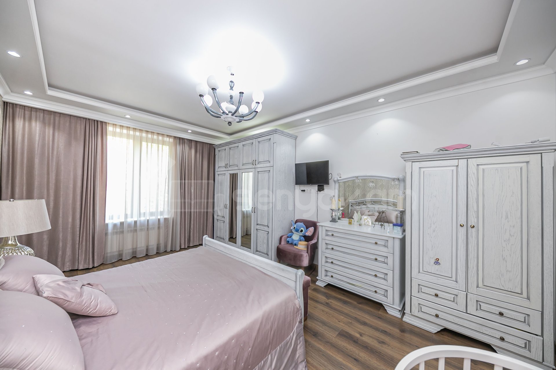 3 Սենյականոց Բնակարան Քարե Շենքում, 92քմ, 3/5 հարկ, Դիզայներական Վերանորոգված