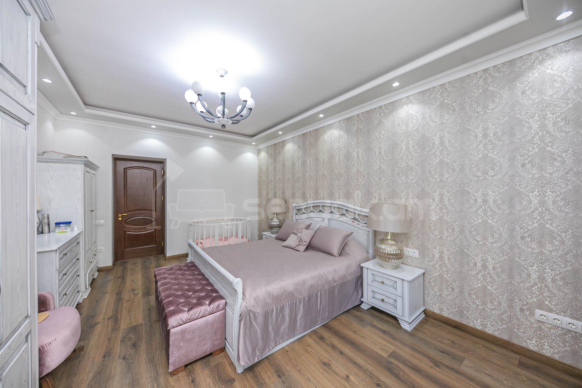 3 Սենյականոց Բնակարան Քարե Շենքում, 92քմ, 3/5 հարկ, Դիզայներական Վերանորոգված