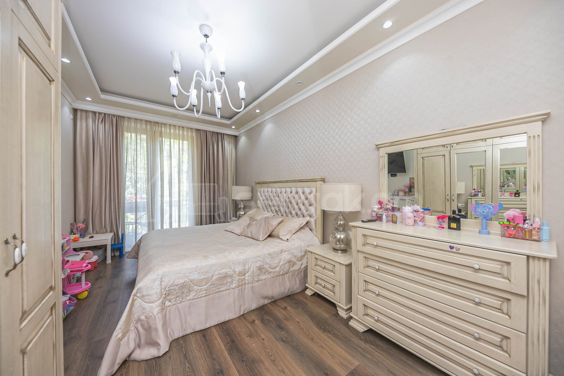 3 Սենյականոց Բնակարան Քարե Շենքում, 92քմ, 3/5 հարկ, Դիզայներական Վերանորոգված