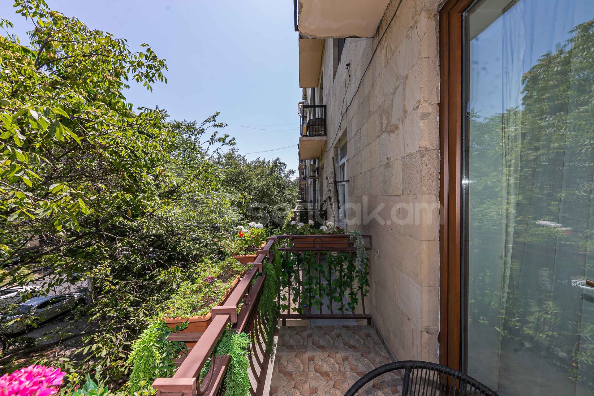 3 Սենյականոց Բնակարան Քարե Շենքում, 92քմ, 3/5 հարկ, Դիզայներական Վերանորոգված