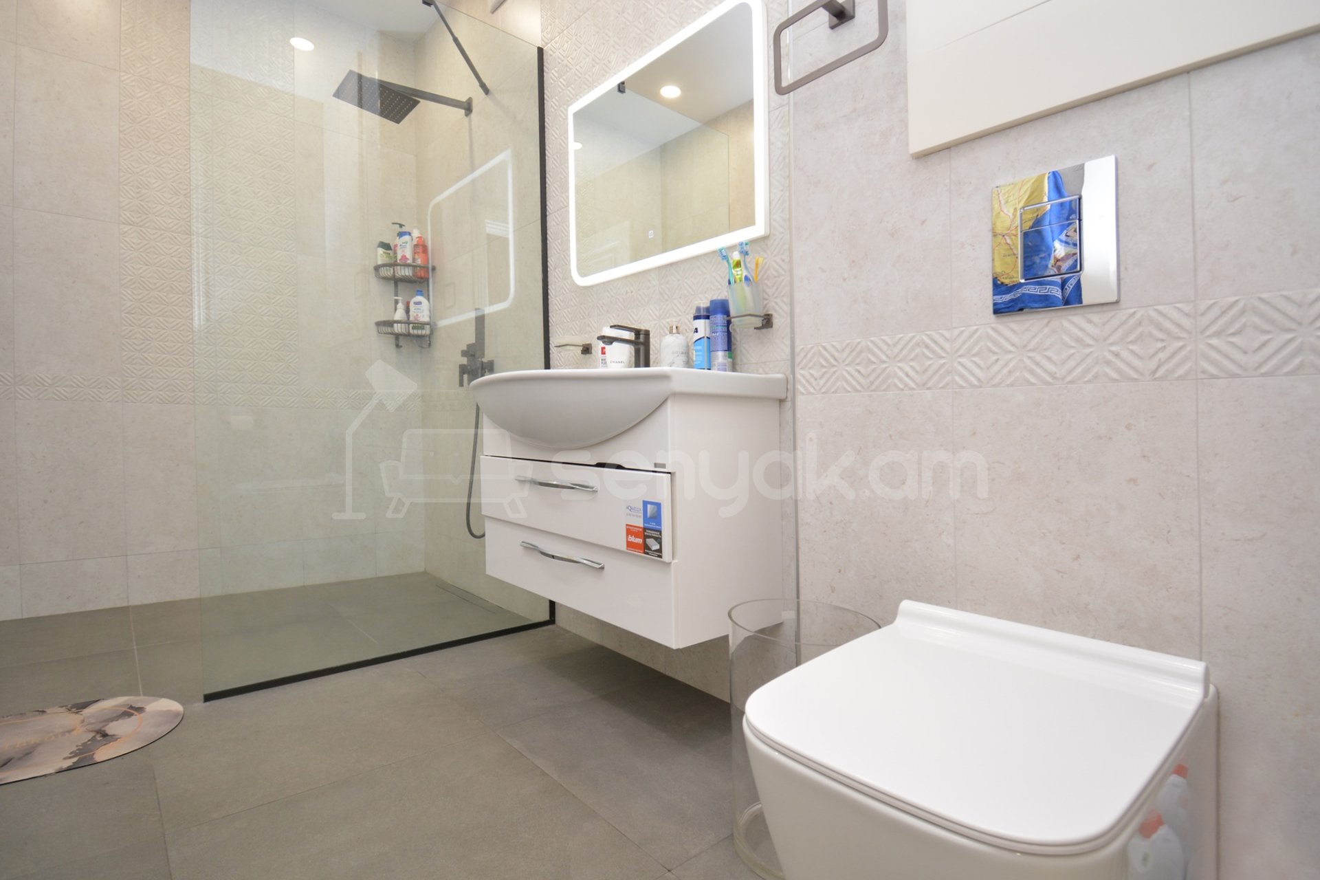 3 Սենյականոց Բնակարան Քարե Շենքում, 103քմ, 3/5 հարկ, Կապիտալ Վերանորոգված