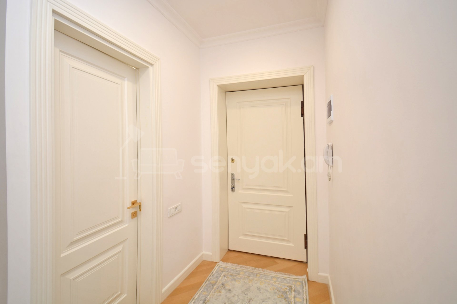 3 Սենյականոց Բնակարան Քարե Շենքում, 103քմ, 3/5 հարկ, Կապիտալ Վերանորոգված