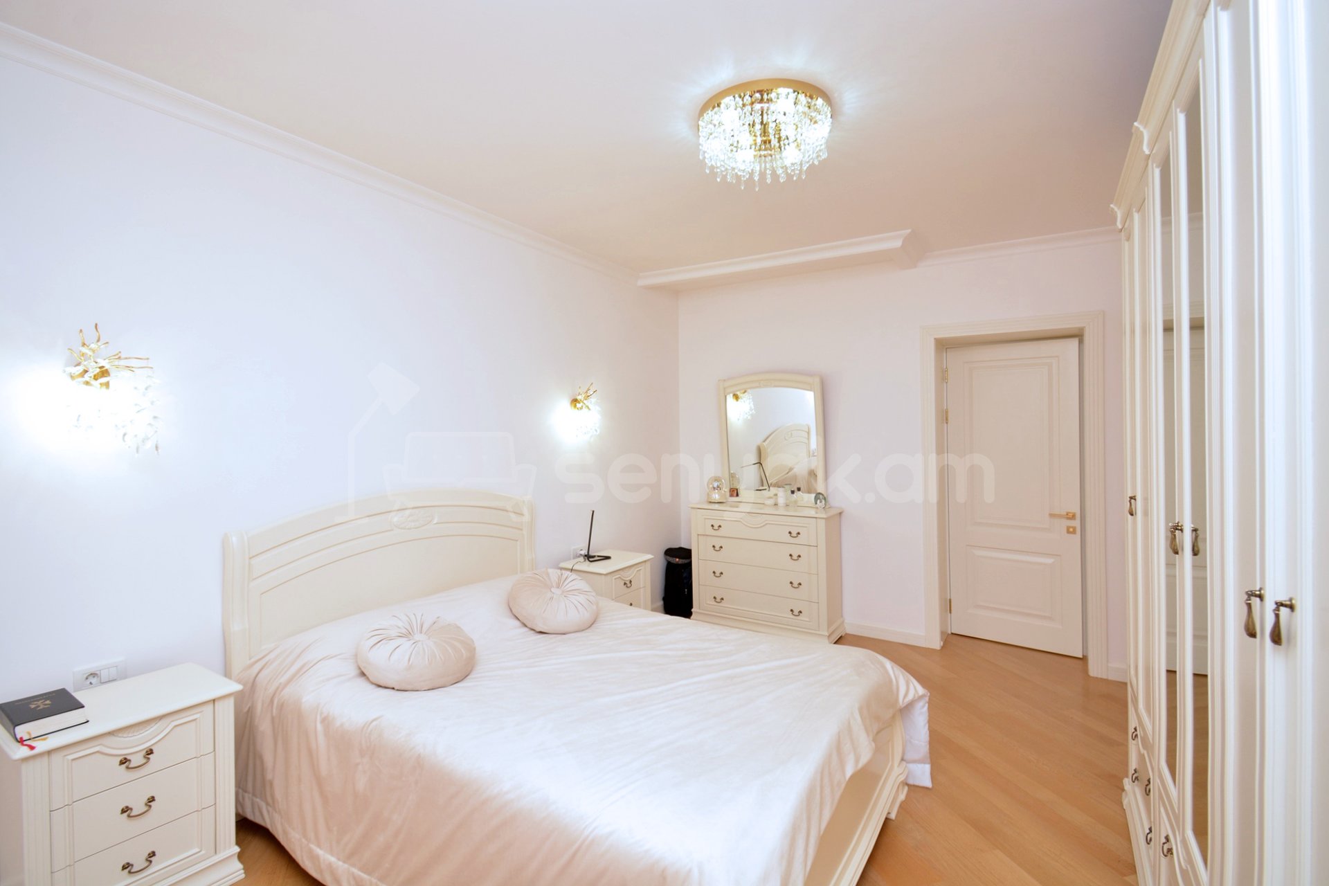 3 Սենյականոց Բնակարան Քարե Շենքում, 103քմ, 3/5 հարկ, Կապիտալ Վերանորոգված