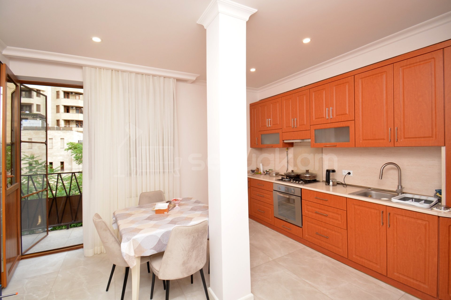 3 Սենյականոց Բնակարան Քարե Շենքում, 103քմ, 3/5 հարկ, Կապիտալ Վերանորոգված