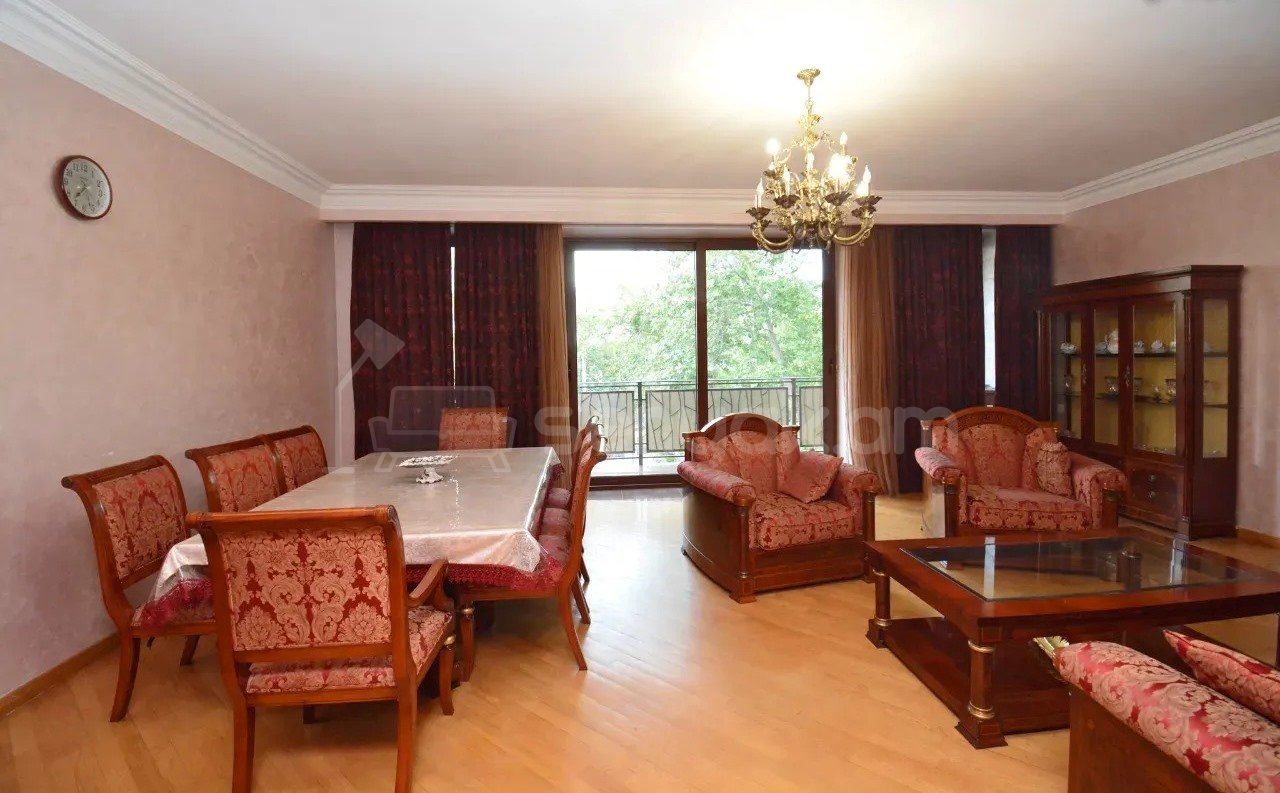 5 Սենյականոց Բնակարան Քարե Շենքում, 200քմ, 3/4 հարկ, Կապիտալ Վերանորոգված