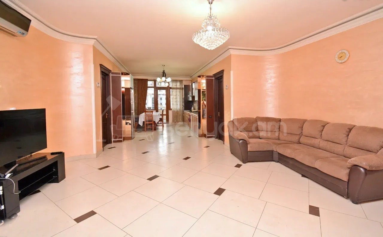 5 Սենյականոց Բնակարան Քարե Շենքում, 200քմ, 3/4 հարկ, Կապիտալ Վերանորոգված