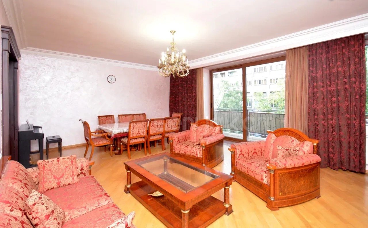 5 Սենյականոց Բնակարան Քարե Շենքում, 200քմ, 3/4 հարկ, Կապիտալ Վերանորոգված