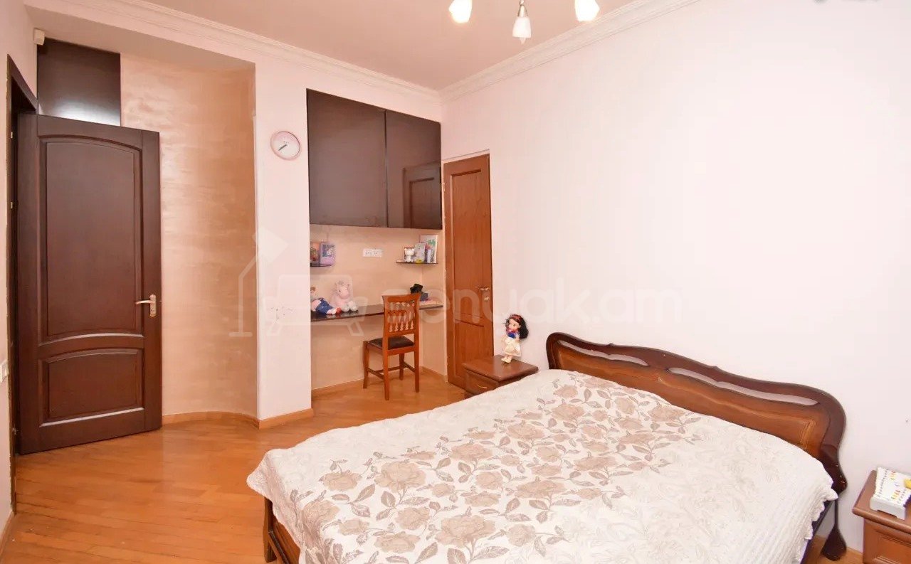 5 Սենյականոց Բնակարան Քարե Շենքում, 200քմ, 3/4 հարկ, Կապիտալ Վերանորոգված