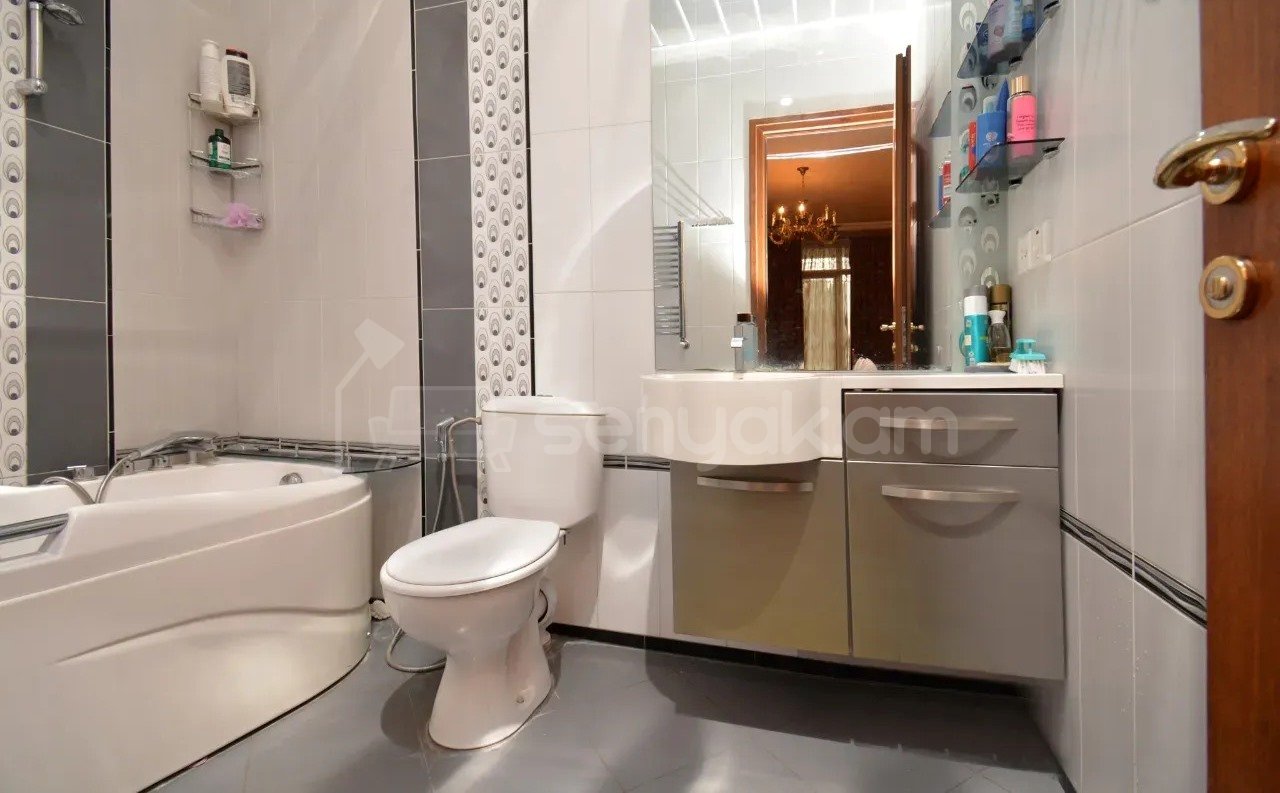 5 Սենյականոց Բնակարան Քարե Շենքում, 200քմ, 3/4 հարկ, Կապիտալ Վերանորոգված