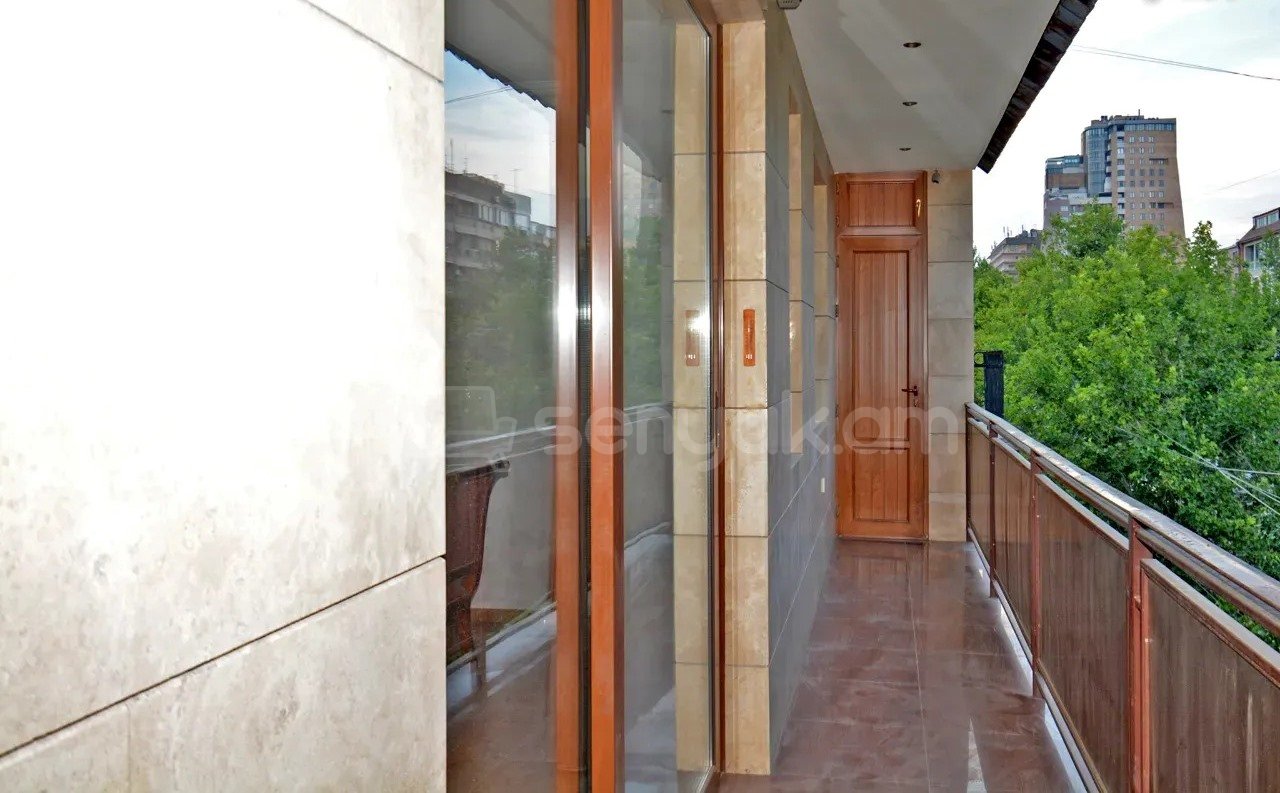 5 Սենյականոց Բնակարան Քարե Շենքում, 200քմ, 3/4 հարկ, Կապիտալ Վերանորոգված