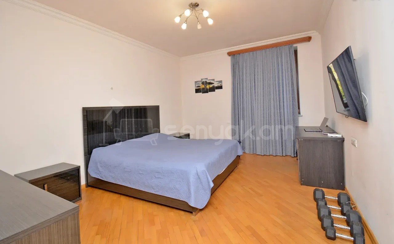 5 Սենյականոց Բնակարան Քարե Շենքում, 200քմ, 3/4 հարկ, Կապիտալ Վերանորոգված