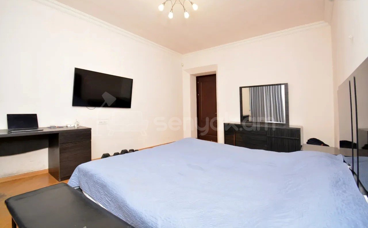 5 Սենյականոց Բնակարան Քարե Շենքում, 200քմ, 3/4 հարկ, Կապիտալ Վերանորոգված