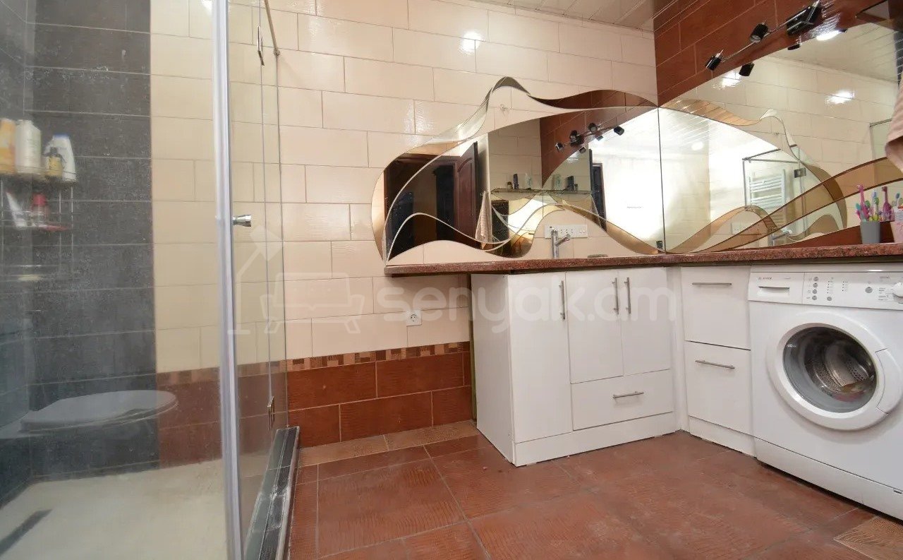 5 Սենյականոց Բնակարան Քարե Շենքում, 200քմ, 3/4 հարկ, Կապիտալ Վերանորոգված