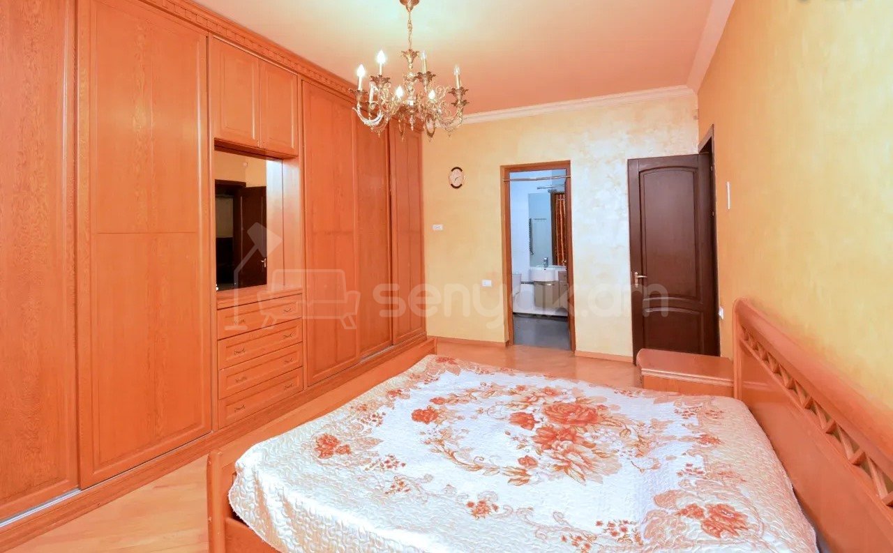 5 Սենյականոց Բնակարան Քարե Շենքում, 200քմ, 3/4 հարկ, Կապիտալ Վերանորոգված