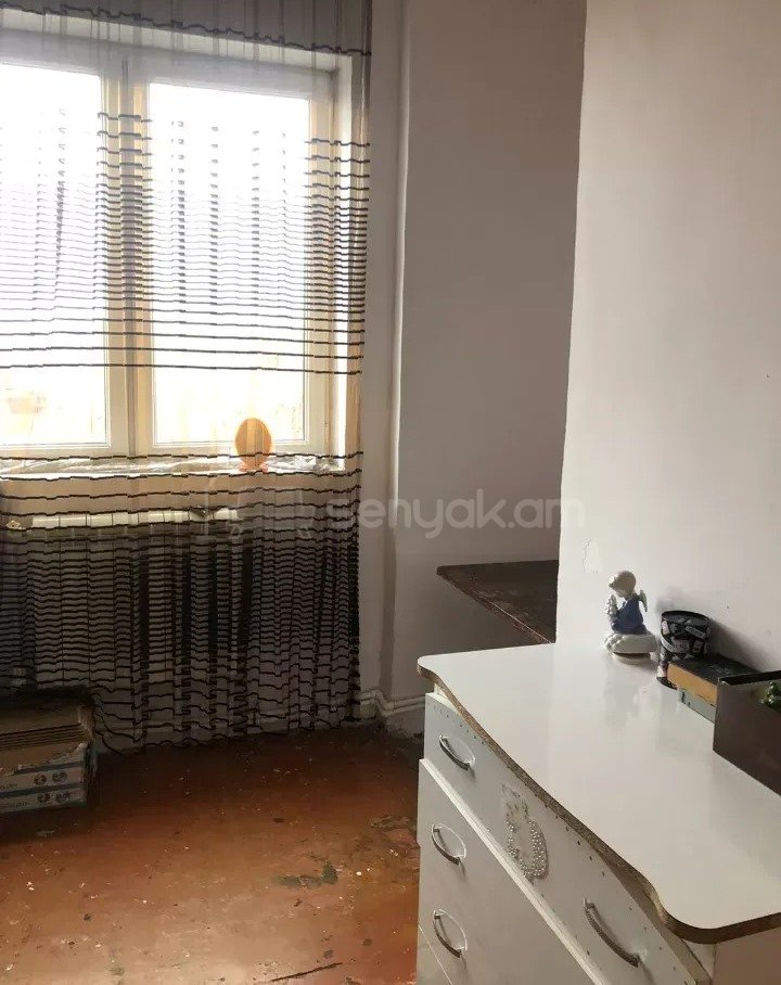 3 Սենյականոց Բնակարան Քարե Շենքում, 74քմ, 3/5 հարկ, Կապիտալ Վերանորոգված