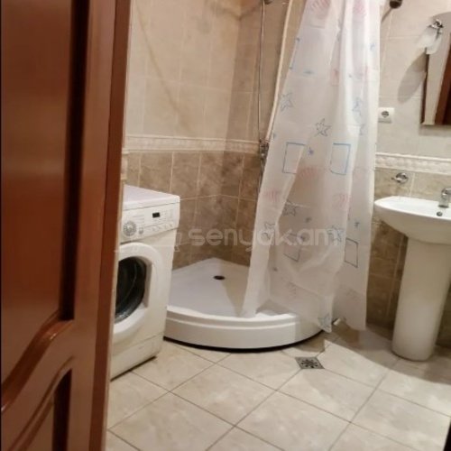 3 Սենյականոց Բնակարան Քարե Շենքում, 62քմ, 3/5 հարկ, Կոսմետիկ Վերանորոգված, Կահավորված, Արևկող