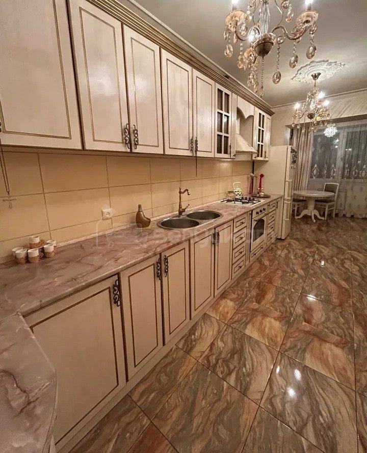 3 Սենյականոց Բնակարան Քարե Շենքում, 93քմ, 5/5 հարկ, Դիզայներական Վերանորոգված