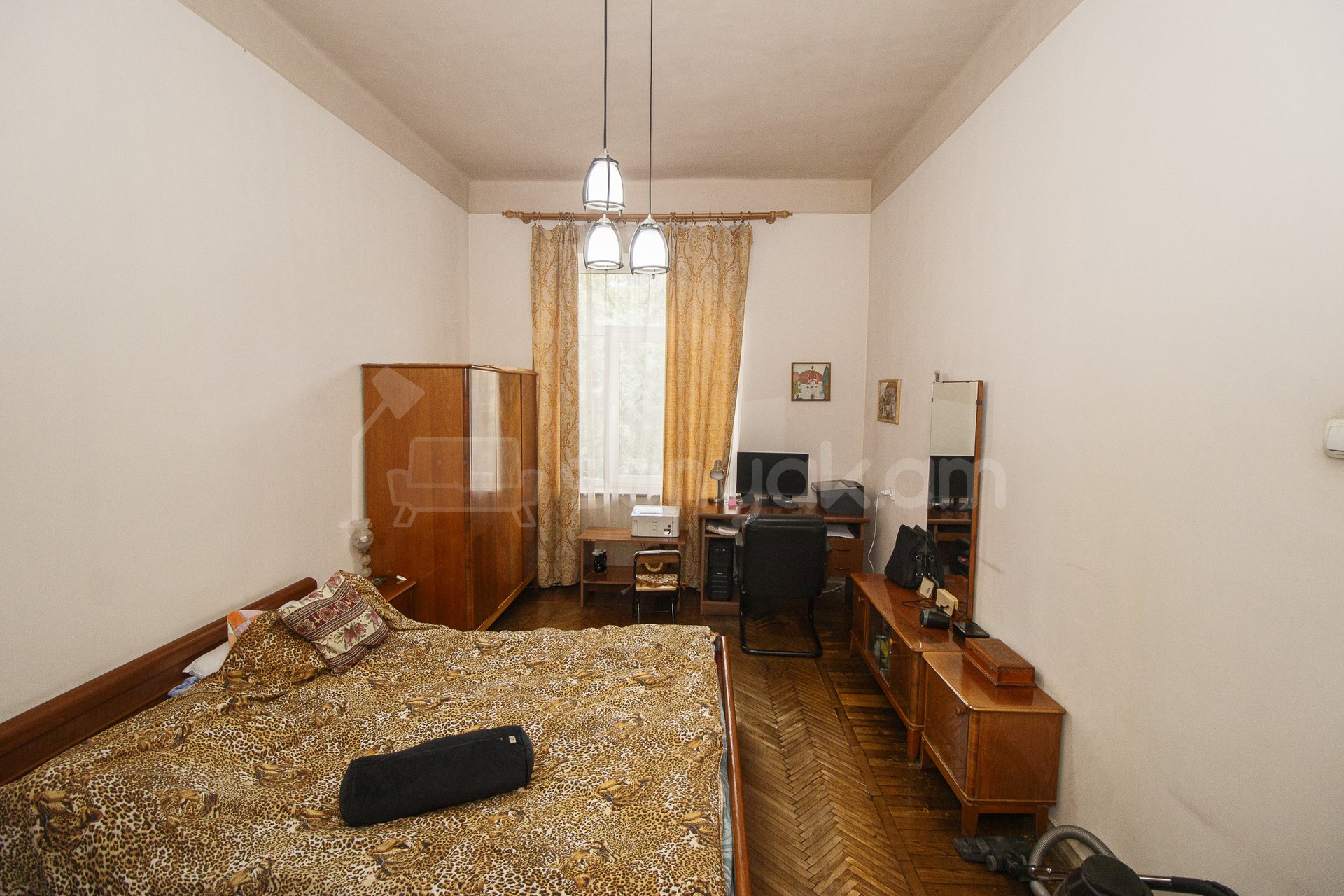3 Սենյականոց Բնակարան Քարե Շենքում, 100քմ, 3/5 հարկ, Պետական Վիճակում