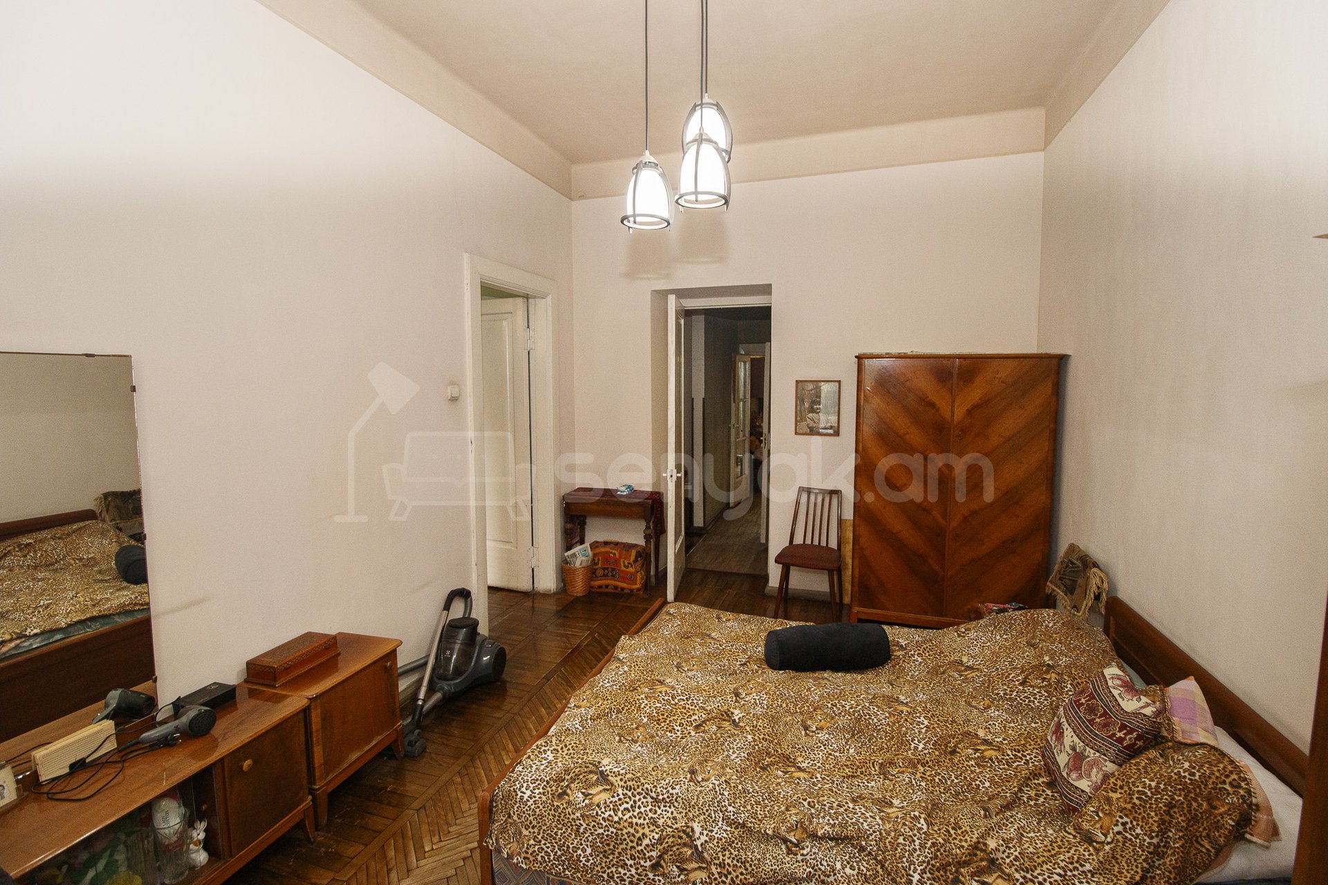 3 Սենյականոց Բնակարան Քարե Շենքում, 100քմ, 3/5 հարկ, Պետական Վիճակում