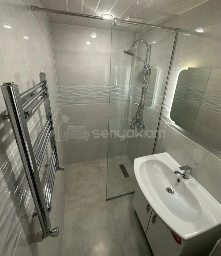 3 Սենյականոց Բնակարան Քարե Շենքում, 70քմ, 2/5 հարկ, Կապիտալ Վերանորոգված, Կահավորված