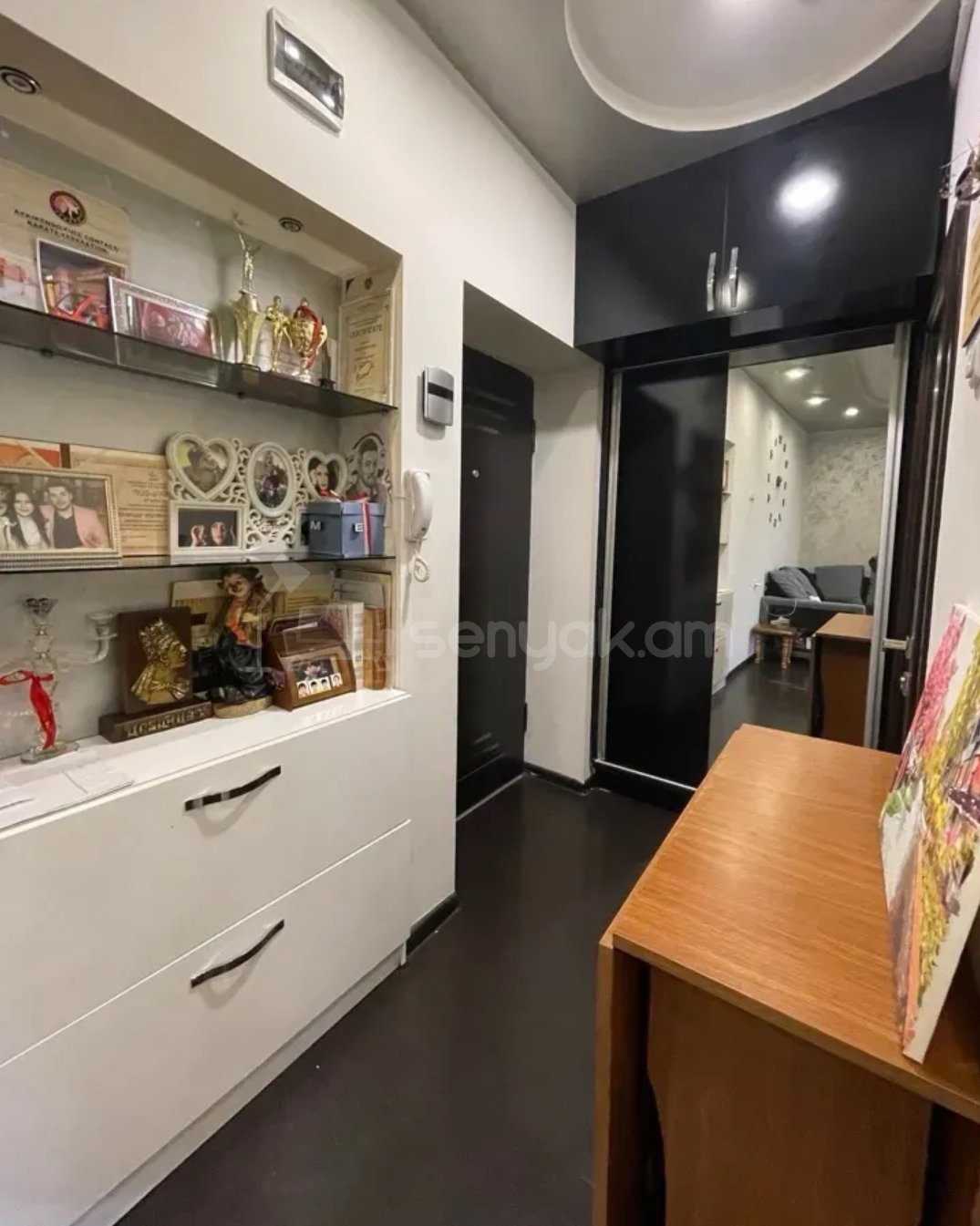 3 Սենյականոց Բնակարան Քարե Շենքում, 45քմ, 5/5 հարկ, Դիզայներական Վերանորոգված