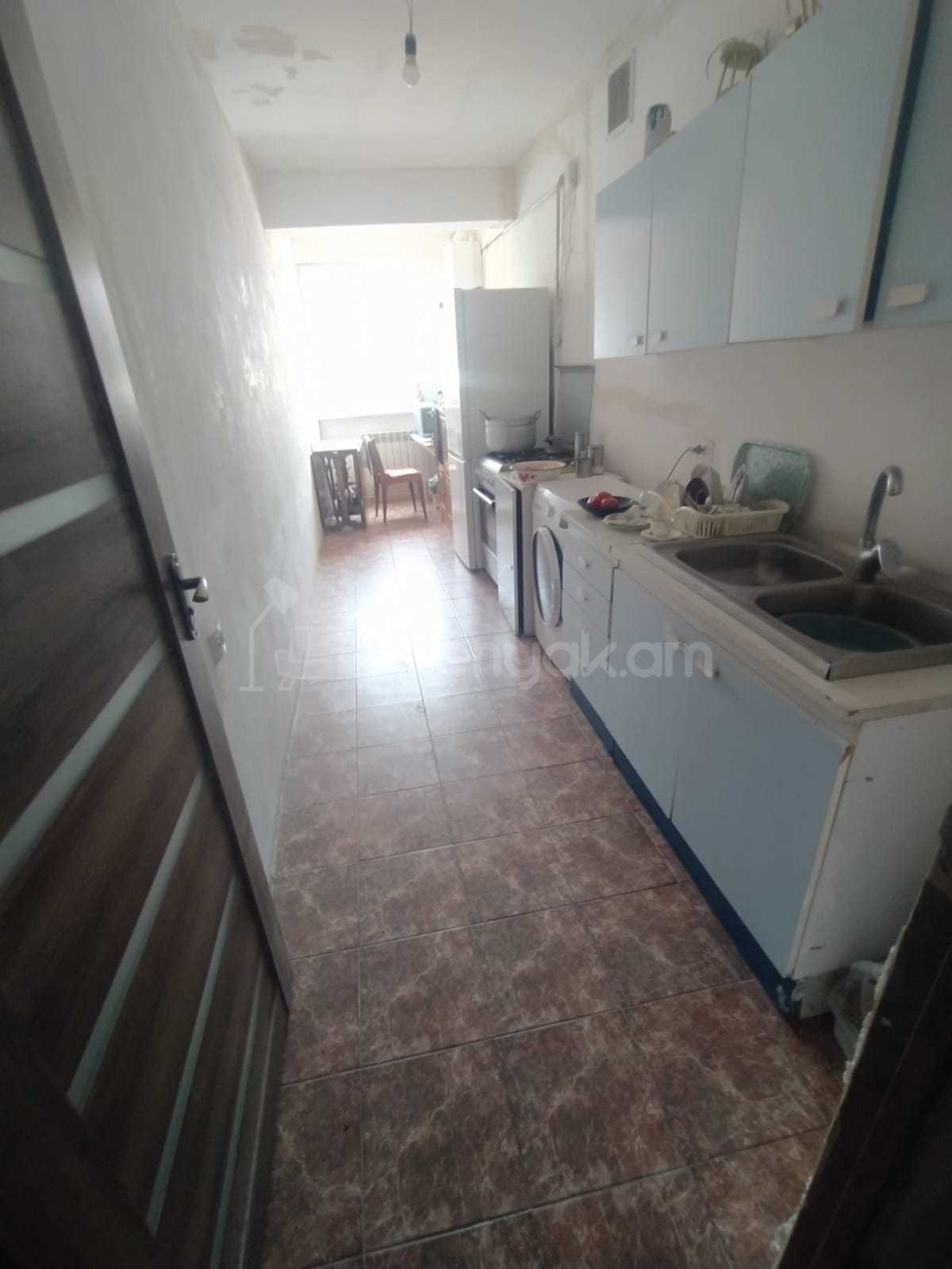 3 Սենյականոց Բնակարան Քարե Շենքում, 78քմ, 2/5 հարկ, Նորմալ Վիճակում