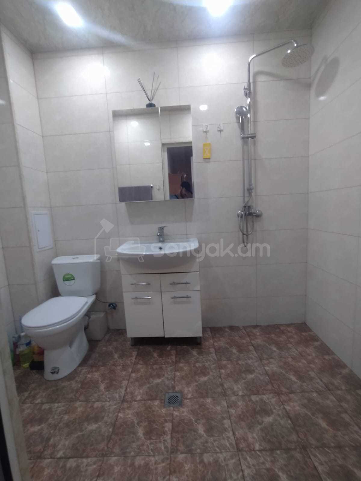 3 Սենյականոց Բնակարան Քարե Շենքում, 78քմ, 2/5 հարկ, Նորմալ Վիճակում