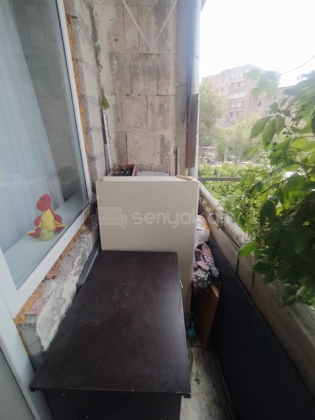 3 Սենյականոց Բնակարան Քարե Շենքում, 78քմ, 2/5 հարկ, Նորմալ Վիճակում