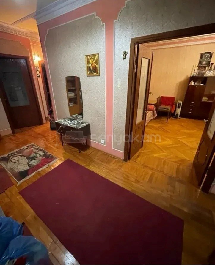 3 Սենյականոց Բնակարան Քարե Շենքում, 92քմ, 3/6 հարկ, Պետական Վիճակում