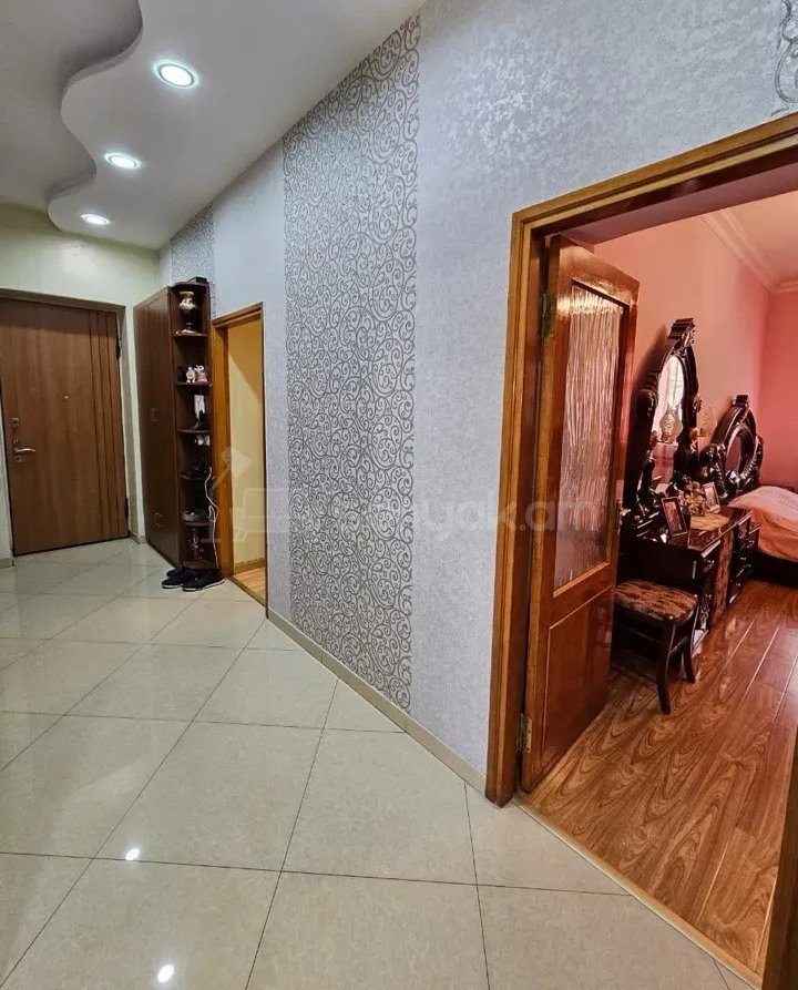 4 Սենյականոց Բնակարան Քարե Շենքում, 90քմ, 2/5 հարկ, Կապիտալ Վերանորոգված