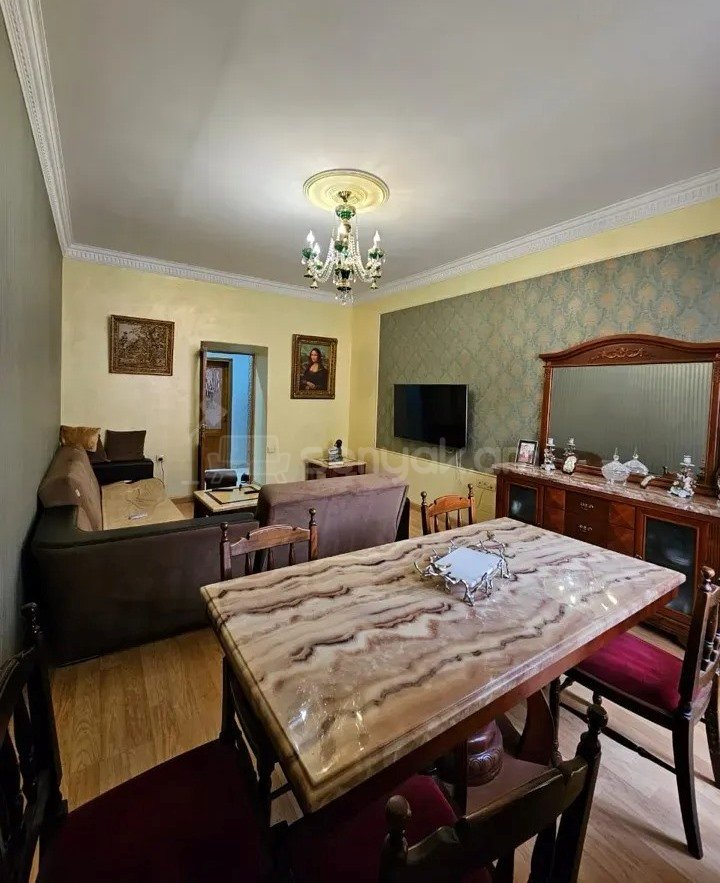 4 Սենյականոց Բնակարան Քարե Շենքում, 90քմ, 2/5 հարկ, Կապիտալ Վերանորոգված