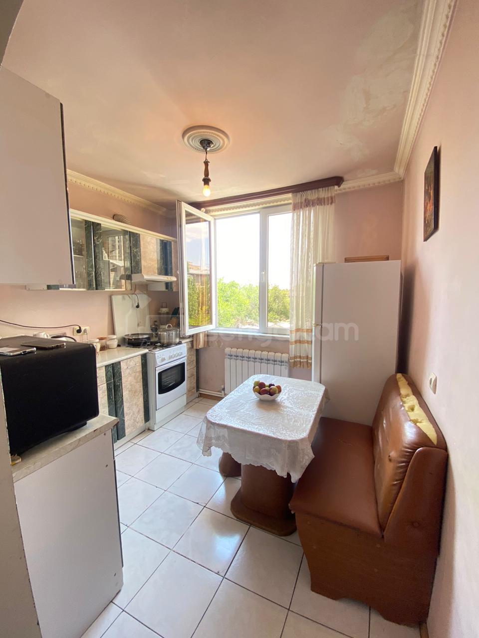 3 Սենյականոց Բնակարան Քարե Շենքում, 74քմ, 4/4 հարկ, Նորմալ Վիճակում