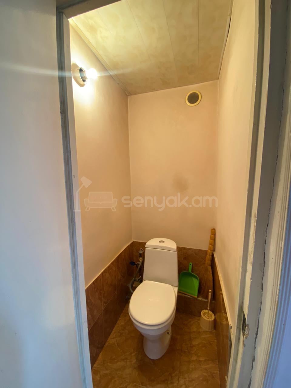 3 Սենյականոց Բնակարան Քարե Շենքում, 74քմ, 4/4 հարկ, Նորմալ Վիճակում