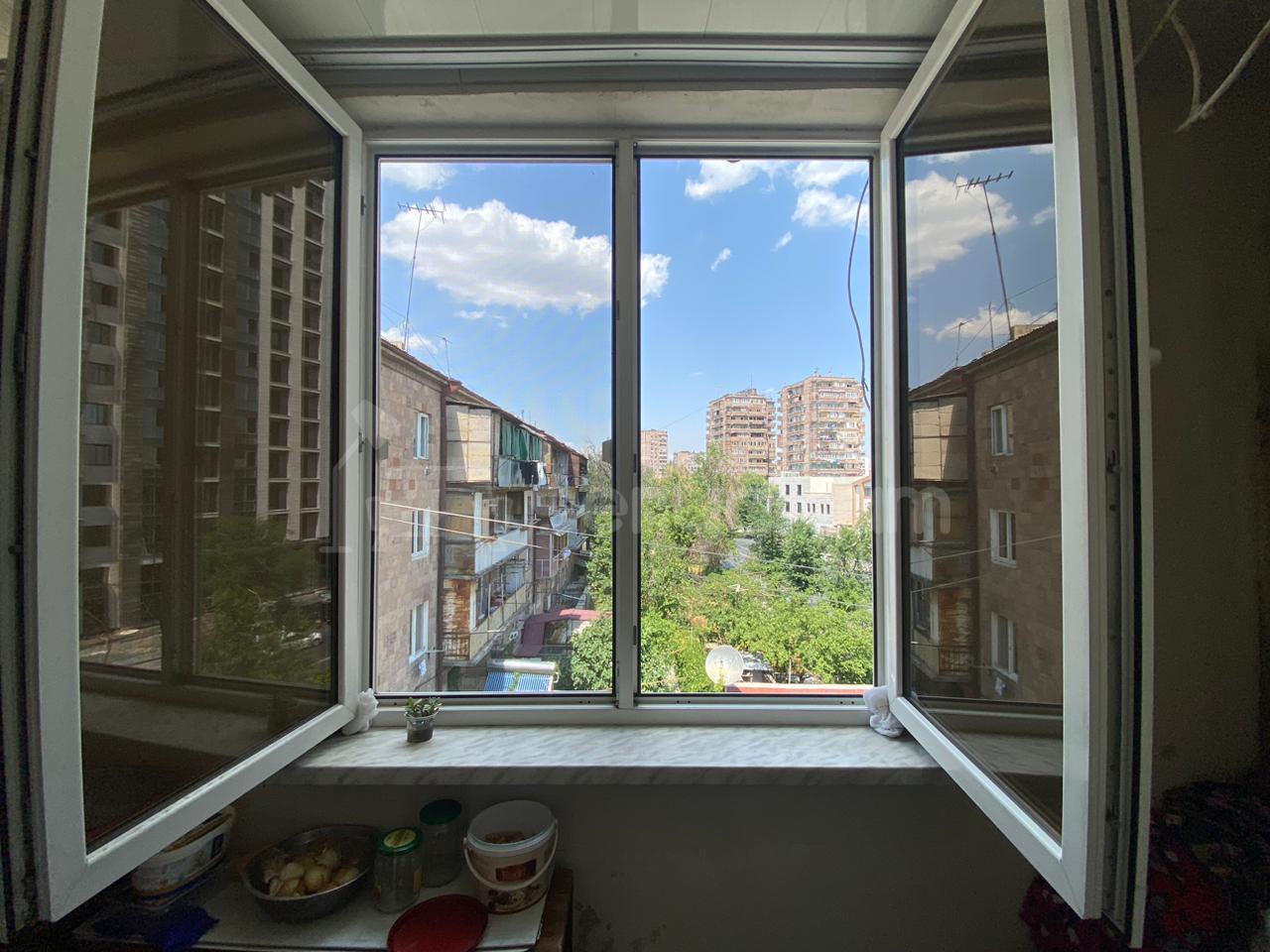 3 Սենյականոց Բնակարան Քարե Շենքում, 74քմ, 4/4 հարկ, Նորմալ Վիճակում