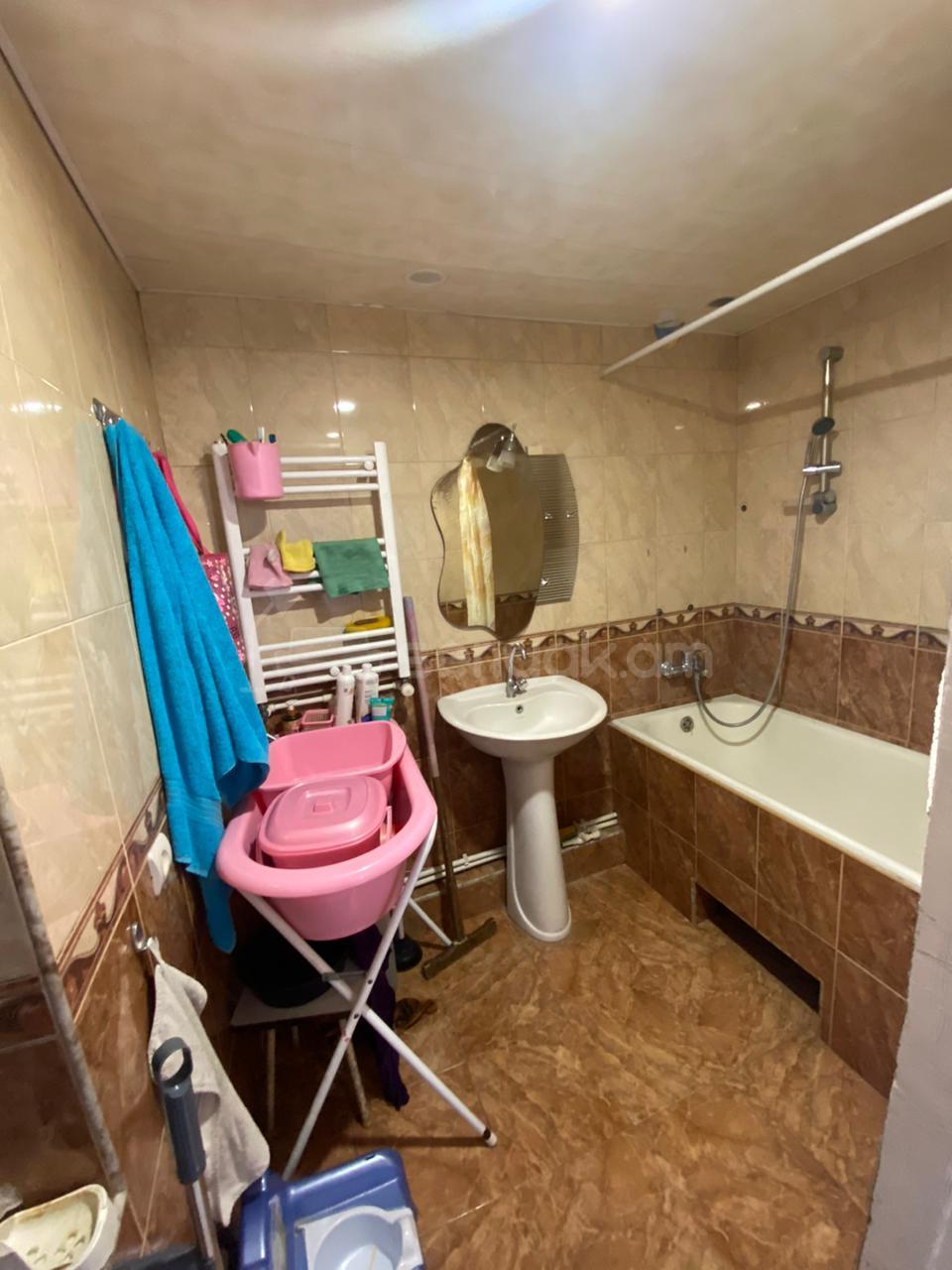 3 Սենյականոց Բնակարան Քարե Շենքում, 74քմ, 4/4 հարկ, Նորմալ Վիճակում