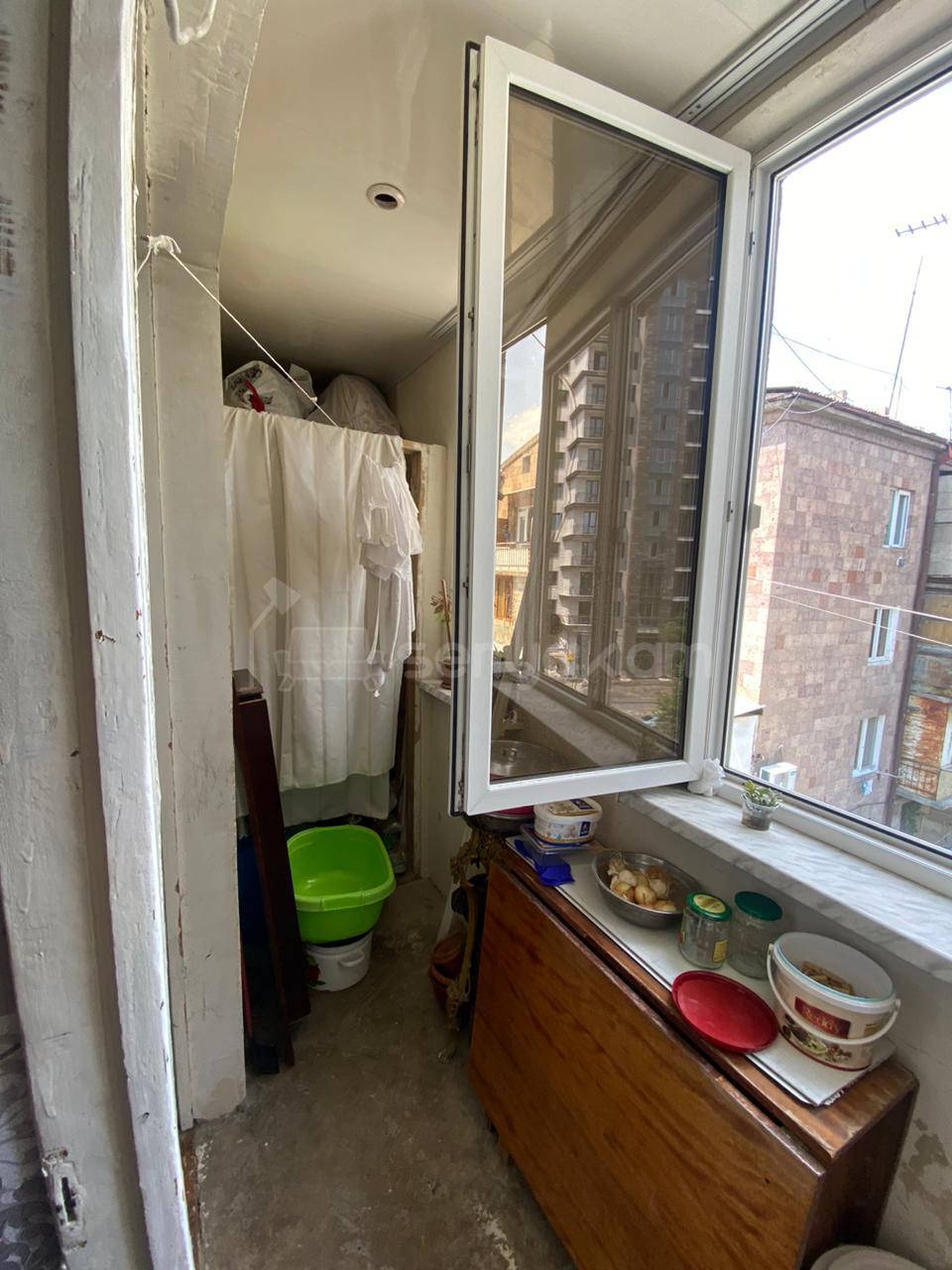 3 Սենյականոց Բնակարան Քարե Շենքում, 74քմ, 4/4 հարկ, Նորմալ Վիճակում