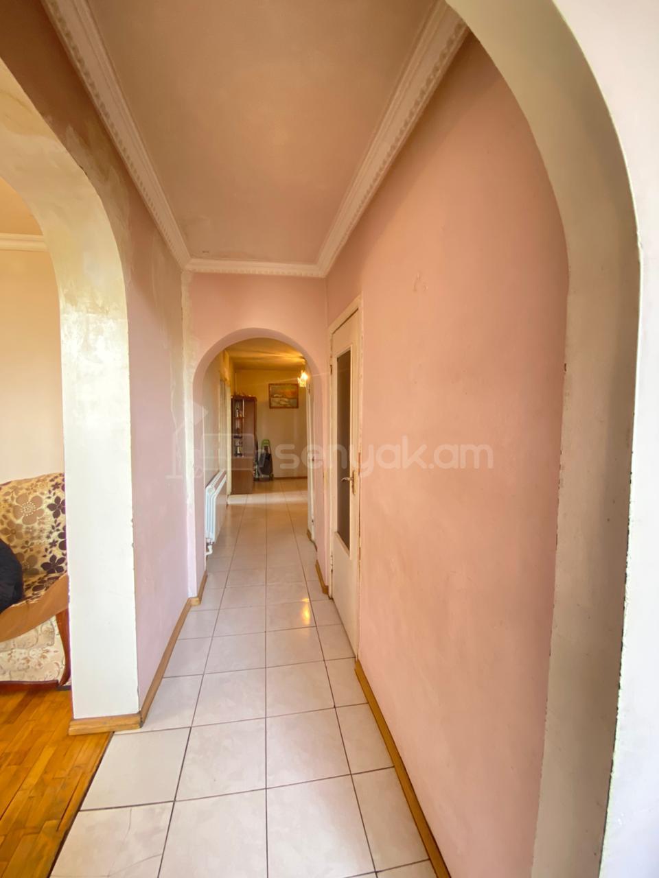 3 Սենյականոց Բնակարան Քարե Շենքում, 74քմ, 4/4 հարկ, Նորմալ Վիճակում