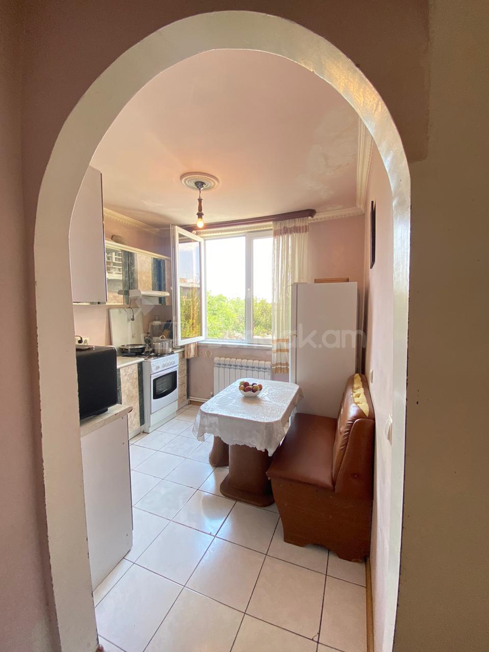 3 Սենյականոց Բնակարան Քարե Շենքում, 74քմ, 4/4 հարկ, Նորմալ Վիճակում