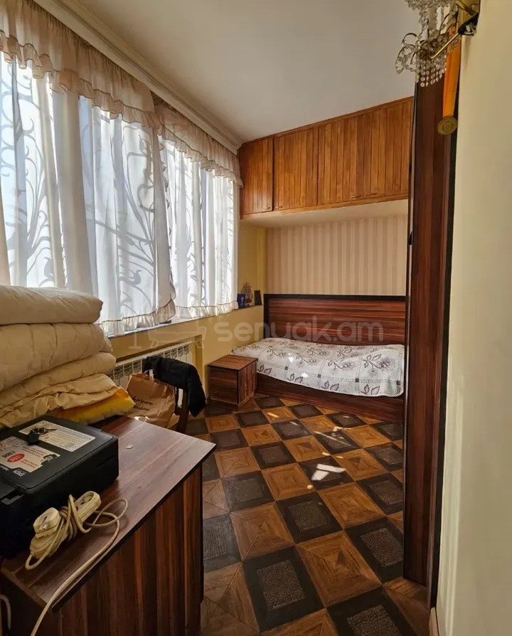 4 Սենյականոց Բնակարան Քարե Շենքում, 90քմ, 2/5 հարկ, Կապիտալ Վերանորոգված