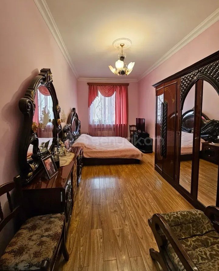 4 Սենյականոց Բնակարան Քարե Շենքում, 90քմ, 2/5 հարկ, Կապիտալ Վերանորոգված