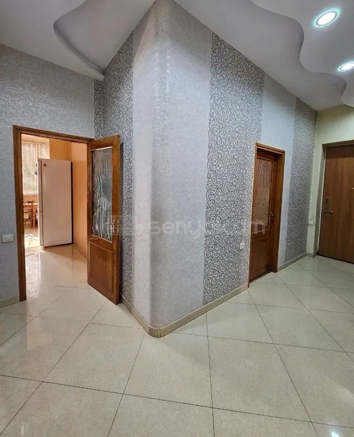 4 Սենյականոց Բնակարան Քարե Շենքում, 90քմ, 2/5 հարկ, Կապիտալ Վերանորոգված