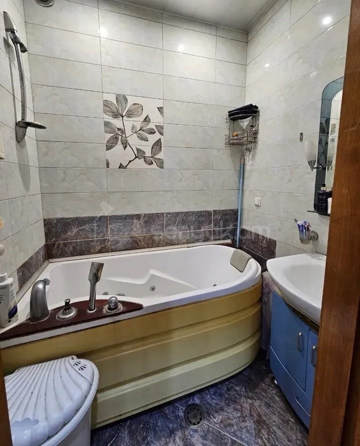 4 Սենյականոց Բնակարան Քարե Շենքում, 90քմ, 2/5 հարկ, Կապիտալ Վերանորոգված