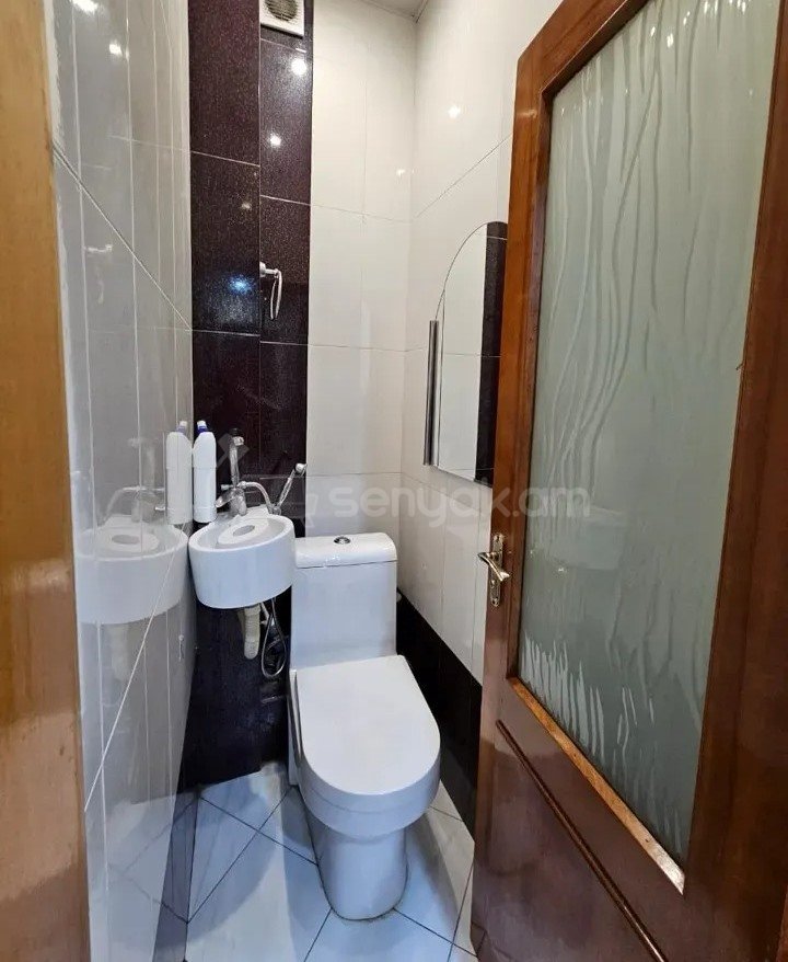 4 Սենյականոց Բնակարան Քարե Շենքում, 90քմ, 2/5 հարկ, Կապիտալ Վերանորոգված