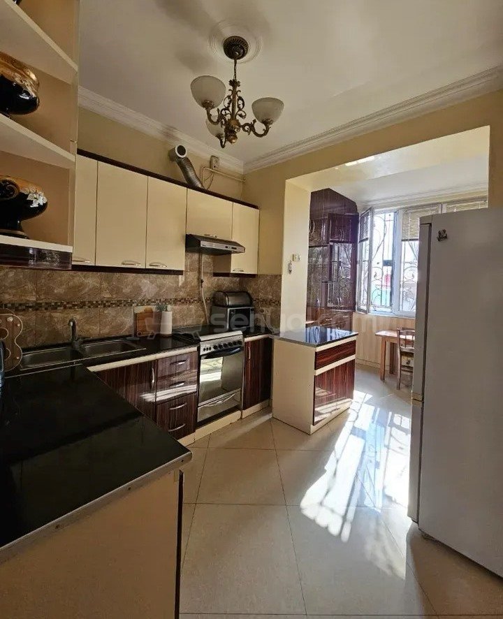 4 Սենյականոց Բնակարան Քարե Շենքում, 90քմ, 2/5 հարկ, Կապիտալ Վերանորոգված